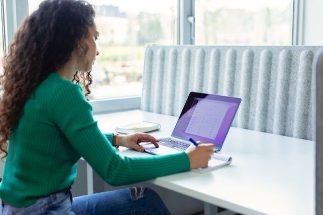 Freelancer werkt aan een project