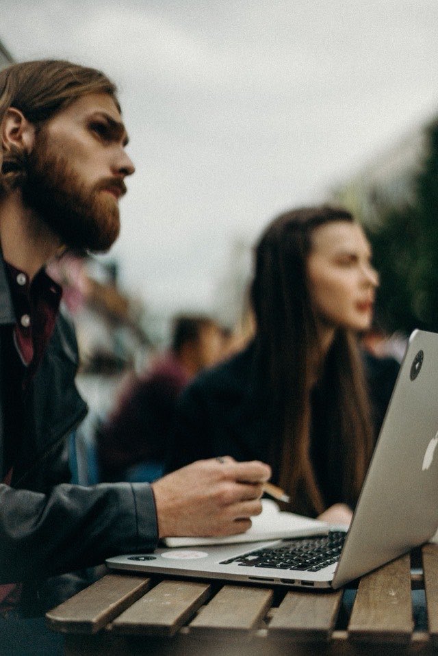 Freelancer werkt buiten kantoor op een telefoon