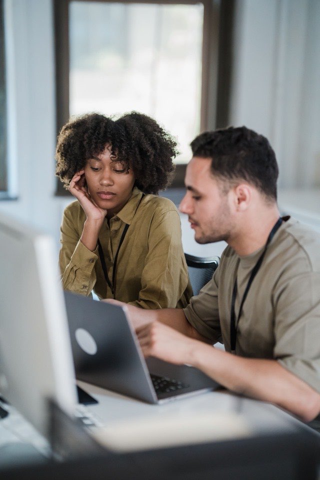 Freelancer overlegt met een collega op kantoor
